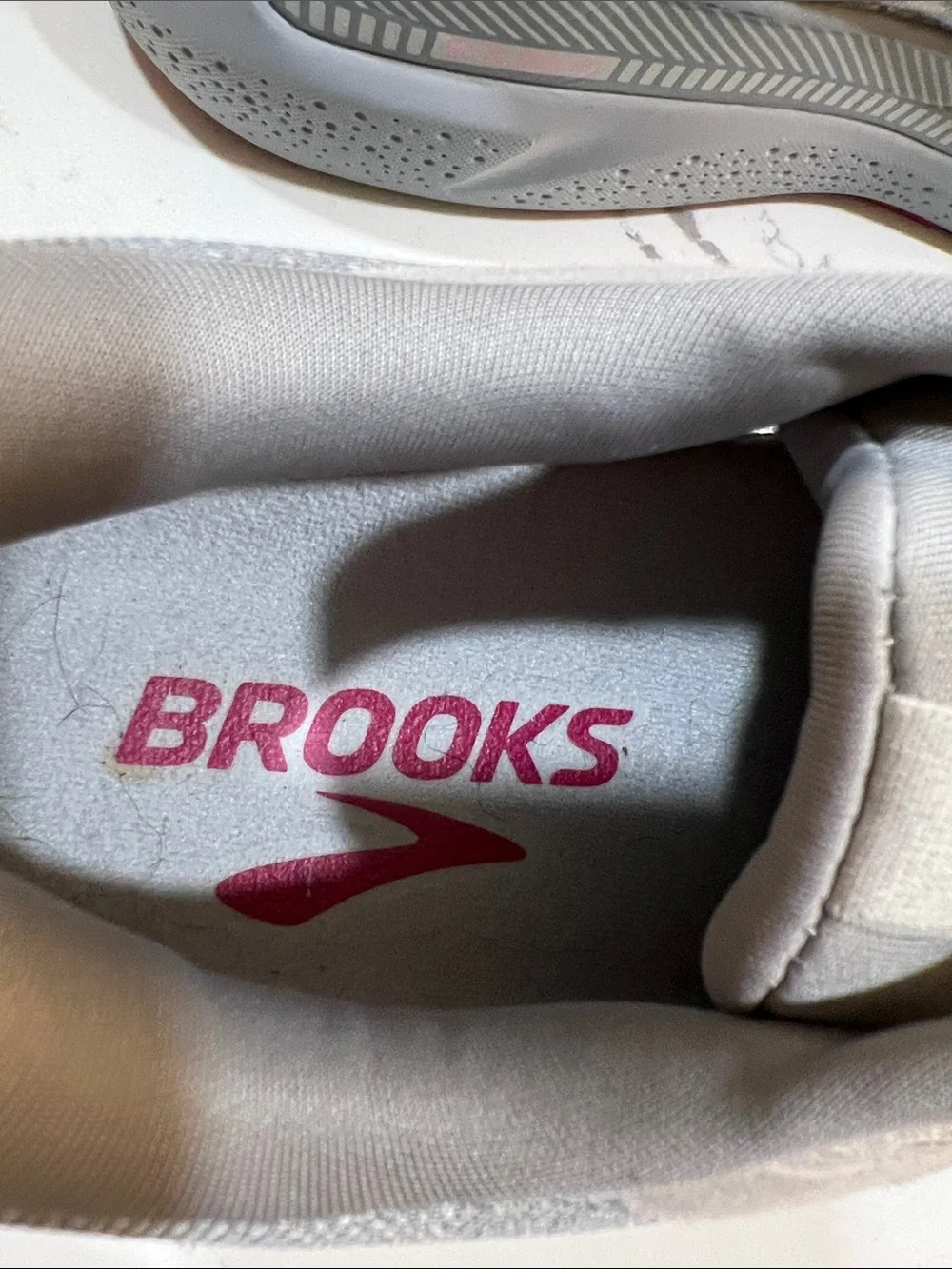Brooks Women's Gray and Pink Low-Profile Running Sneakers size W10
